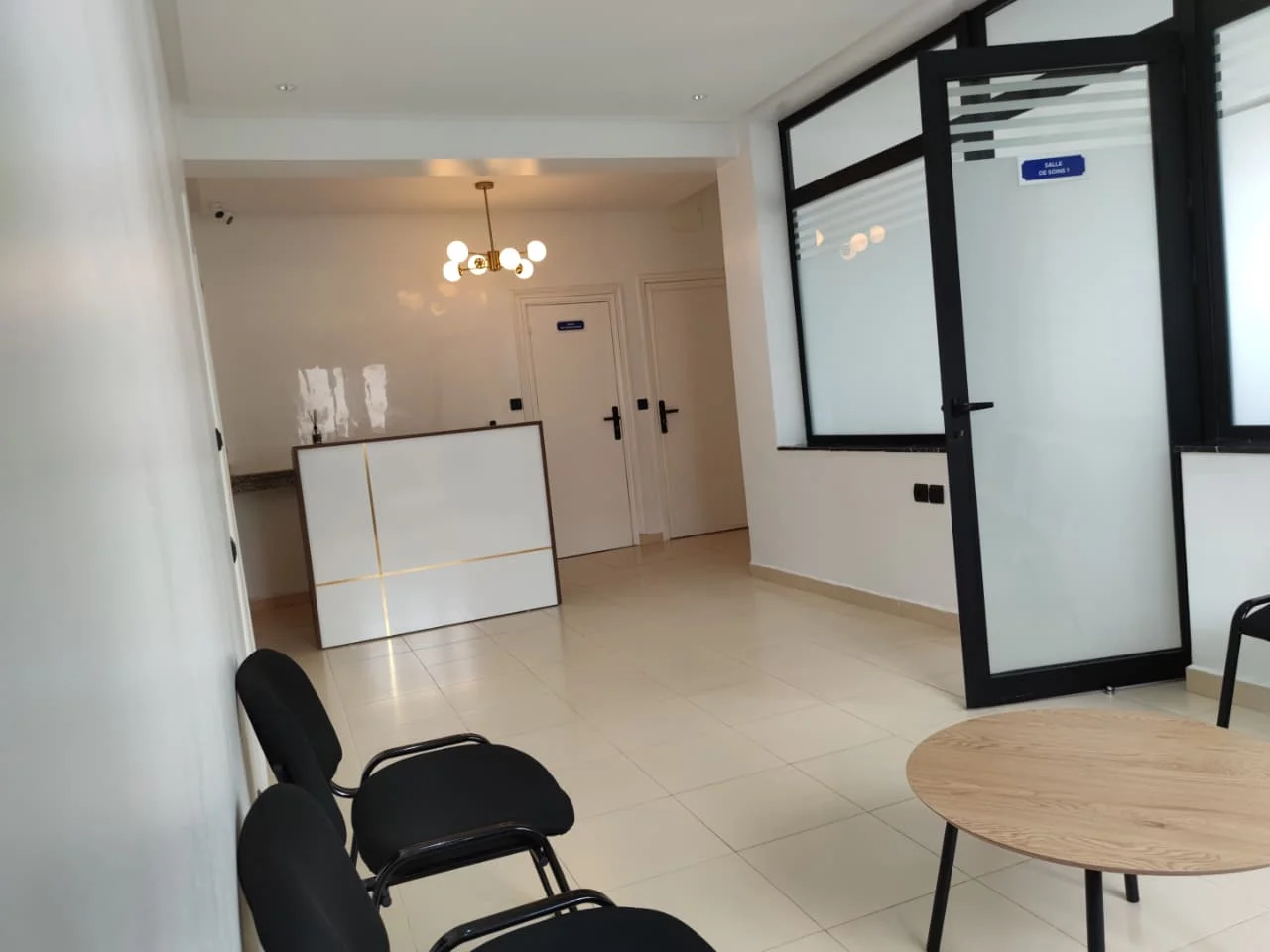 Salle d'attente et réception du Centre Dentaire Chergaoui à Casablanca